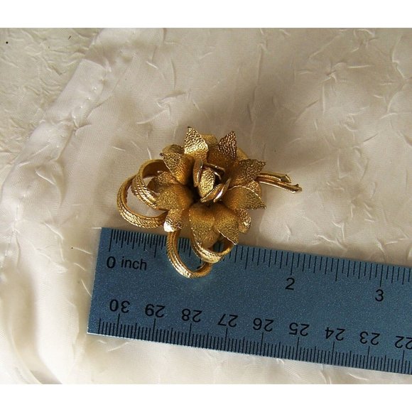 Vintage Gold Tone Rose Flower Brooch Textured Pointed Leaves 2" - Picture 4 of 5